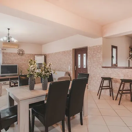 Vilă Villa Volimes *